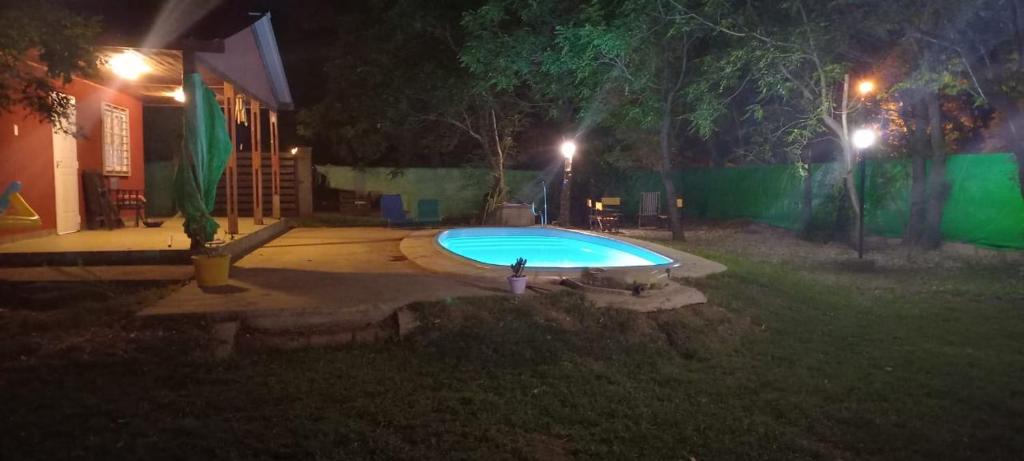 una piscina en un patio por la noche en Cabaña La Chicha en 