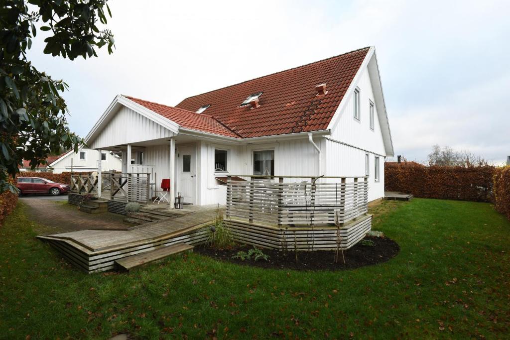 Casa blanca con porche y patio en Holiday home near Gothenburg and hiking trails, en Öjersjö