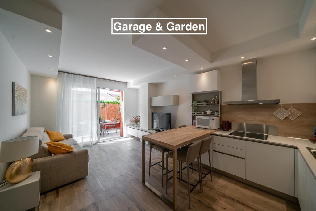 een keuken en een woonkamer met een tafel en een bank bij Smart House S.Orsola - Garage & Garden in Bologna