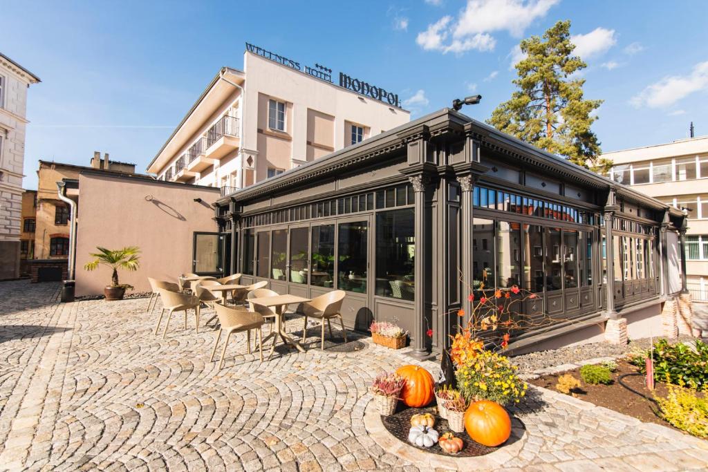 un edificio con una mesa y sillas en un patio en Wellness Hotel Pivovar Monopol en Teplice