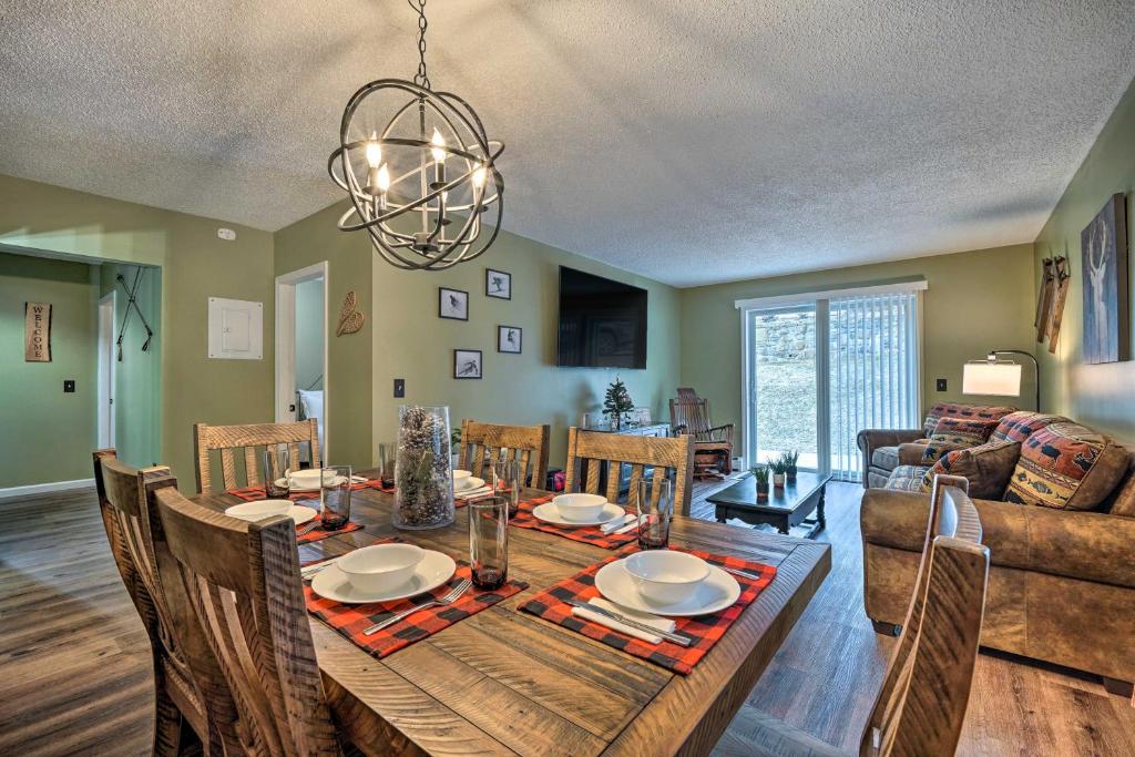 comedor y sala de estar con mesa y sillas en Cozy Ski-InandSki-Out Condo on Magic Mountain, en Londonderry