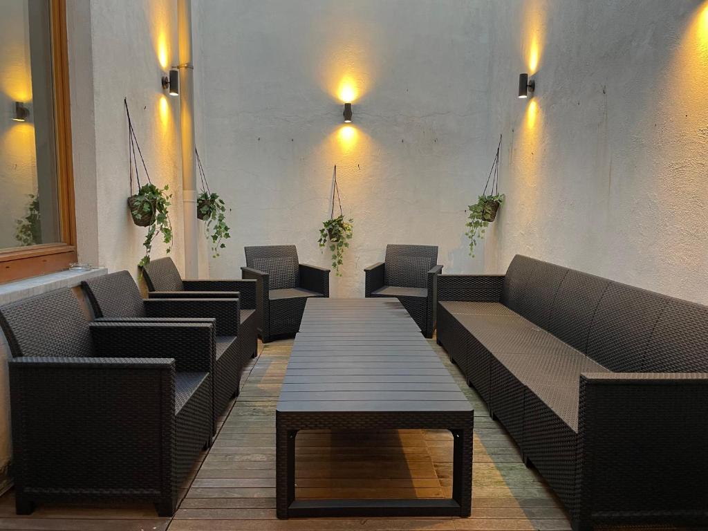 een wachtkamer met banken en een tafel in het midden bij Maison Nausikaa in Oostende