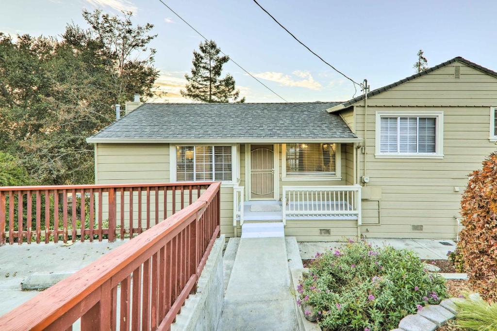 una casa con una valla de madera delante de ella en Castro Valley Home with Bay Area Views!, en Castro Valley