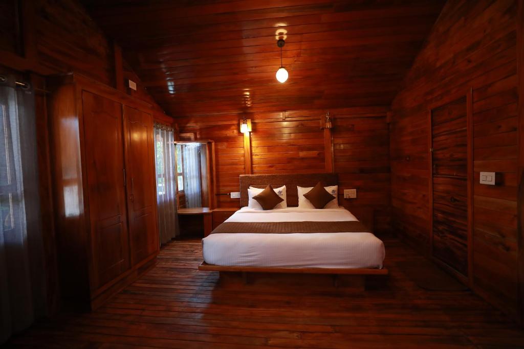 Postel nebo postele na pokoji v ubytování Coorg Coffee Bean Resort