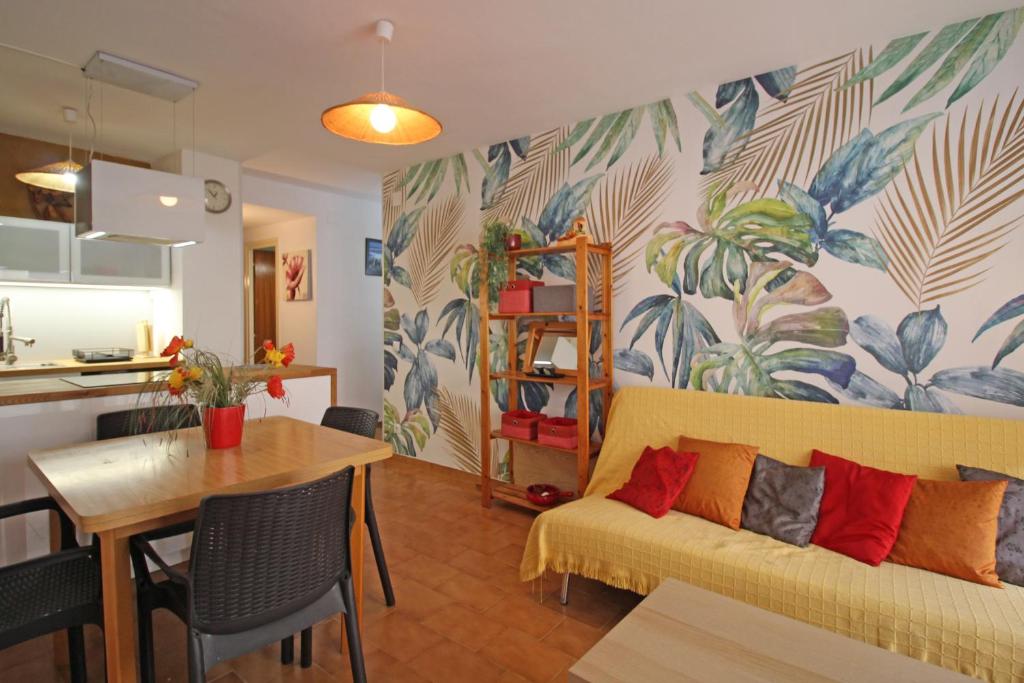 エンプリアブラバにあるBasic Comfort Apartment Gran Reserva 0070のリビングルーム(黄色のソファ、テーブル付)