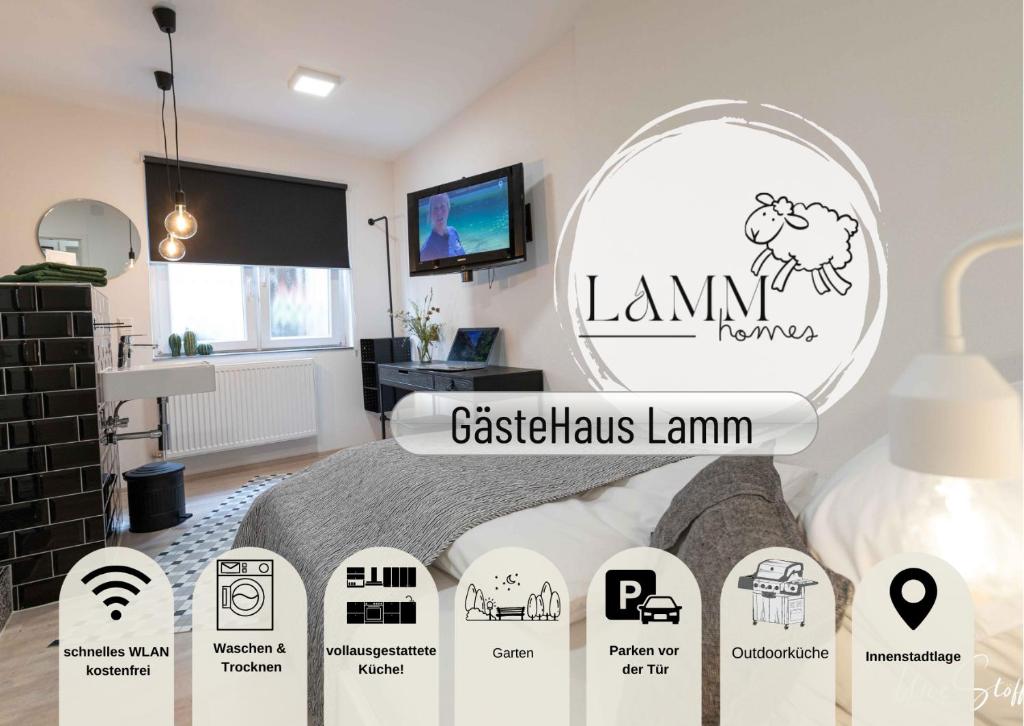 een kamer met een bed met een bord waarop staat llamas farm bij Sali Homes - GaesteHaus Lamm Obersulm in Obersulm