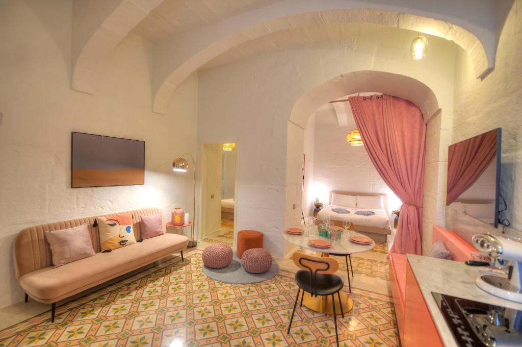 - un grand salon avec un canapé et une table dans l'établissement Impressive & stylish Palazzino in Valletta DDEM1-3, à La Valette
