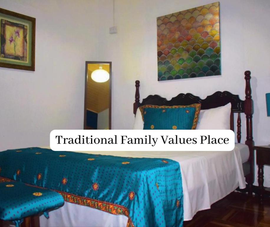 um quarto com uma cama com uma mesa azul e cadeiras em Lajuela BnB & Hostel em Alajuela