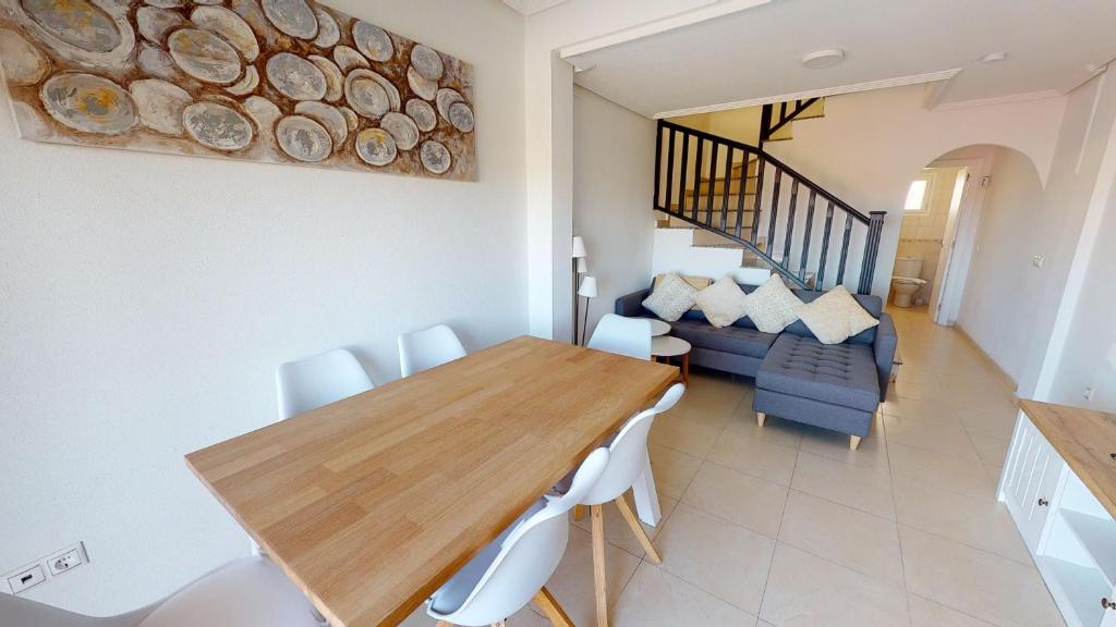 ein Esszimmer mit einem Tisch und einem Sofa in der Unterkunft Casa Rosalia - A Murcia Holiday Rentals Property in Torre-Pacheco