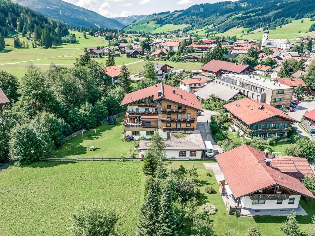 una vista aerea di un piccolo villaggio con case di Haus Kristall a Tannheim