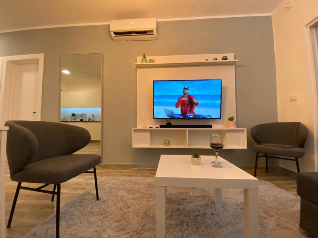 TV a/nebo společenská místnost v ubytování apparta hotel Punta Cana Los corales DUCASSI - SOL CARIBE