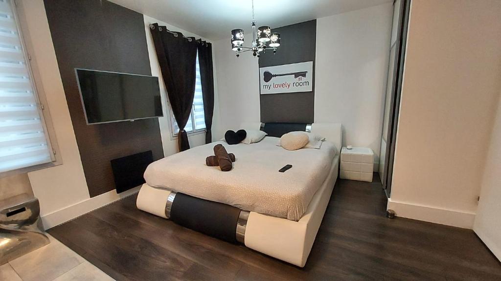 una camera da letto con un letto con due orsacchiotti sopra di Appt 4P, parking, Disney direct, Vallée Village a Serris