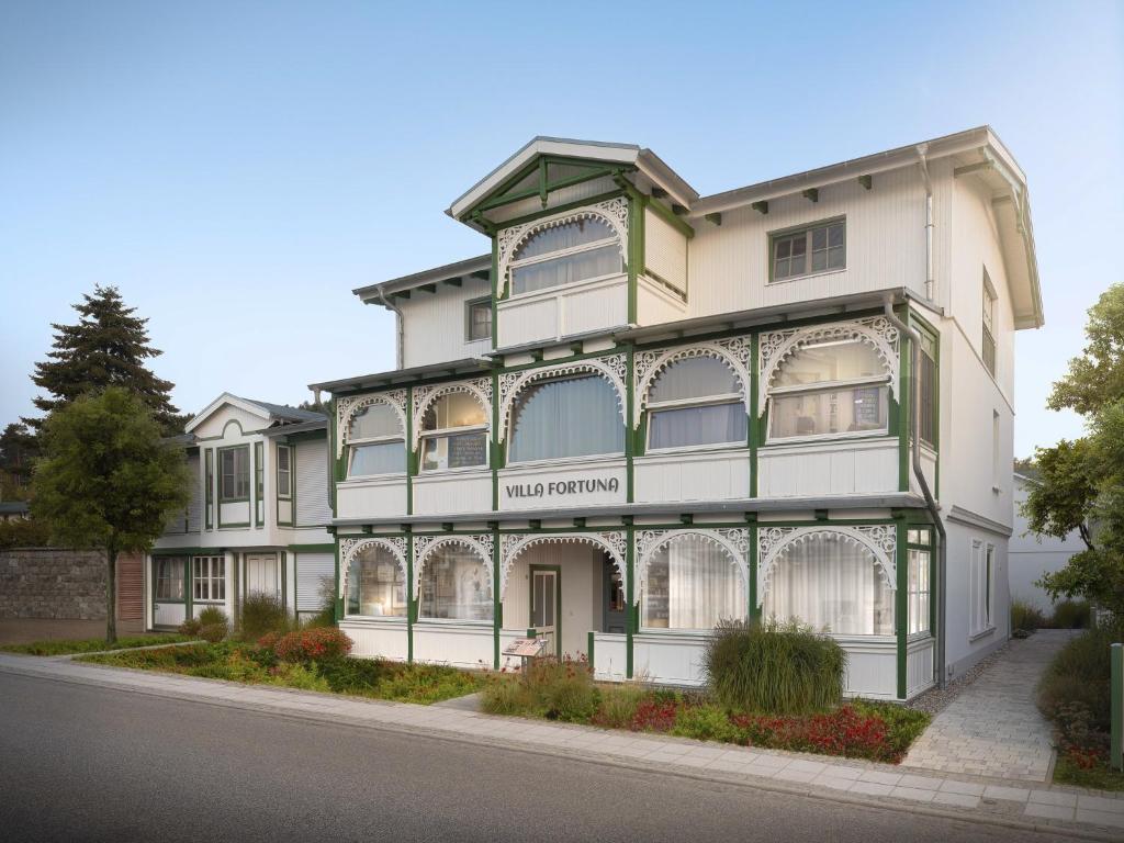 un gran edificio blanco al lado de una calle en Villa Fortuna en Ostseebad Sellin