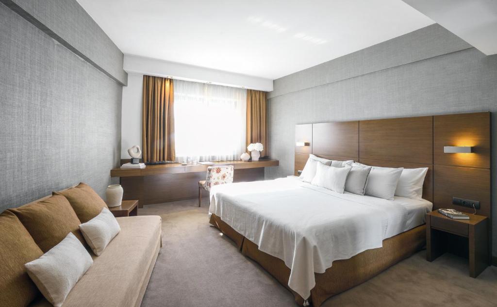 
Family Room (2 Adults + 2 Children)
