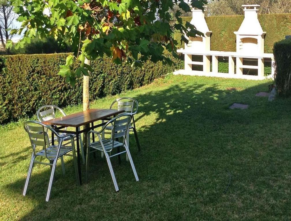 カルノータにあるApartment - 2 Bedrooms with Sea views - 01883の庭の芝生の上にテーブルと椅子