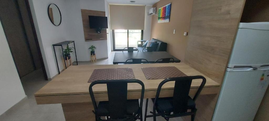 cocina y comedor con mesa y sillas en Centro Carlos Paz 1 dormitorio en Villa Carlos Paz