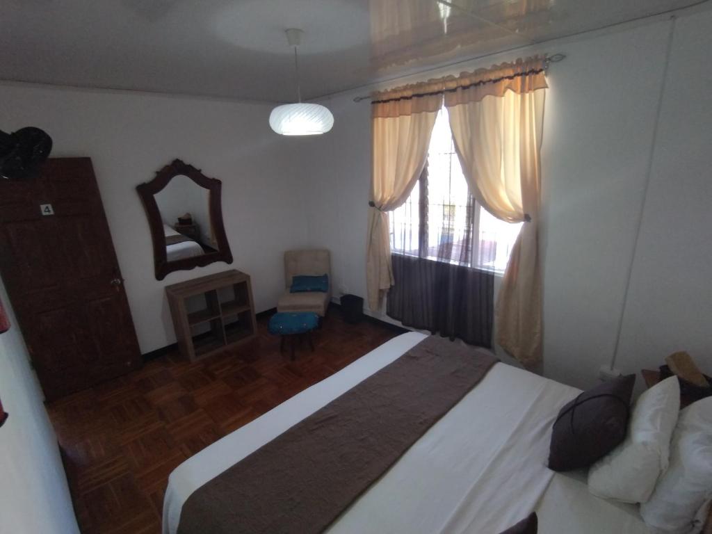 Postel nebo postele na pokoji v ubytování Lajuela BnB & Hostel