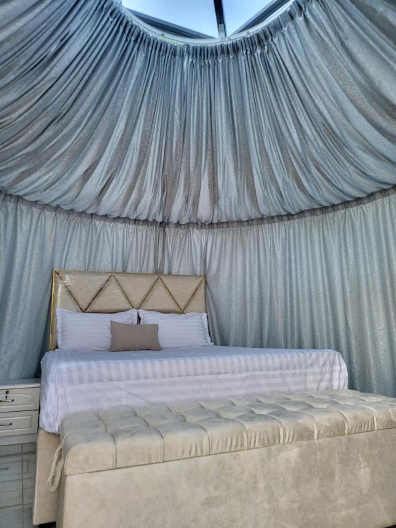 Postel nebo postele na pokoji v ubytování Blue Dome Chalet شاليه القبة الزرقاء