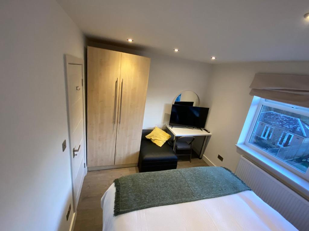 Un pat sau paturi într-o cameră la Cosy North London 2 Bed Apartment in Woodside Park- Close to Station and Central London