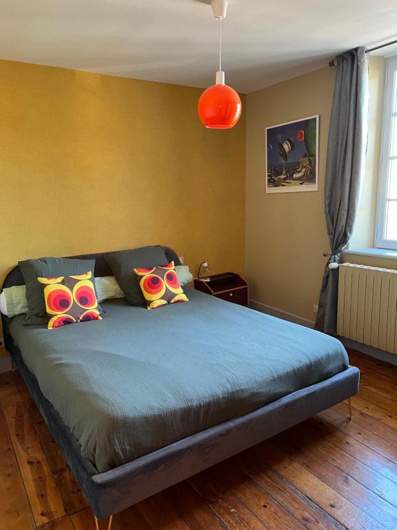 Posteľ alebo postele v izbe v ubytovaní Maison d'hôtes de la prison en toutes libertés