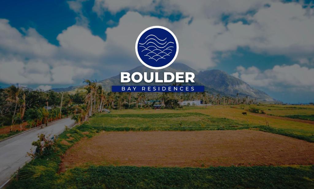 znak dla rezydencji baler bay z górą w tle w obiekcie Boulder-Bay Residences w Basco
