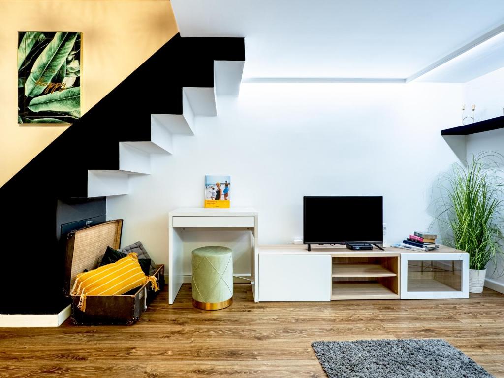 ein Wohnzimmer mit einer schwarzen und weißen Treppe in der Unterkunft Laura Boutique Apartment in Budapest