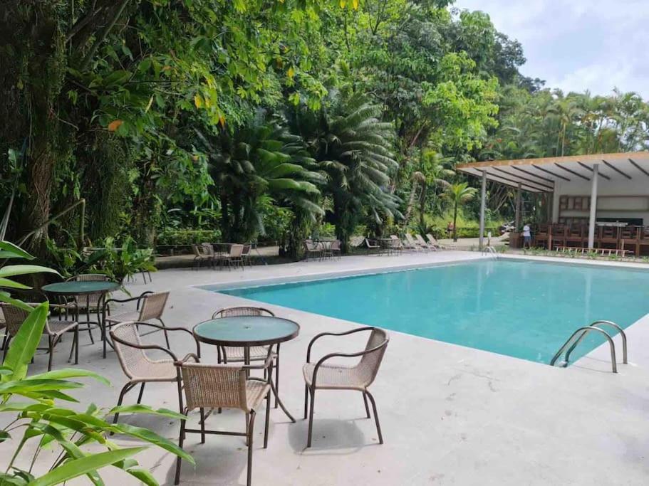 uma piscina com mesas e cadeiras ao lado de um resort em Delba Costa Smeralda - Barra do Una em Barra do Una