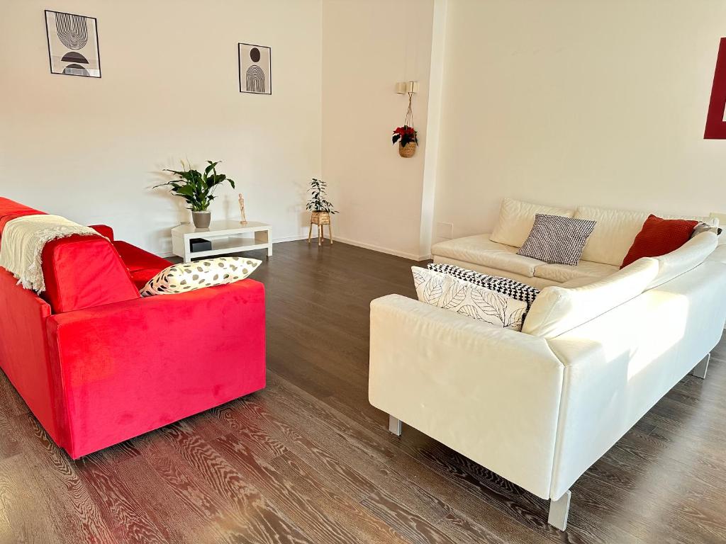uma sala de estar com duas cadeiras e um sofá em FEEL - Casa di Luce em Bérgamo