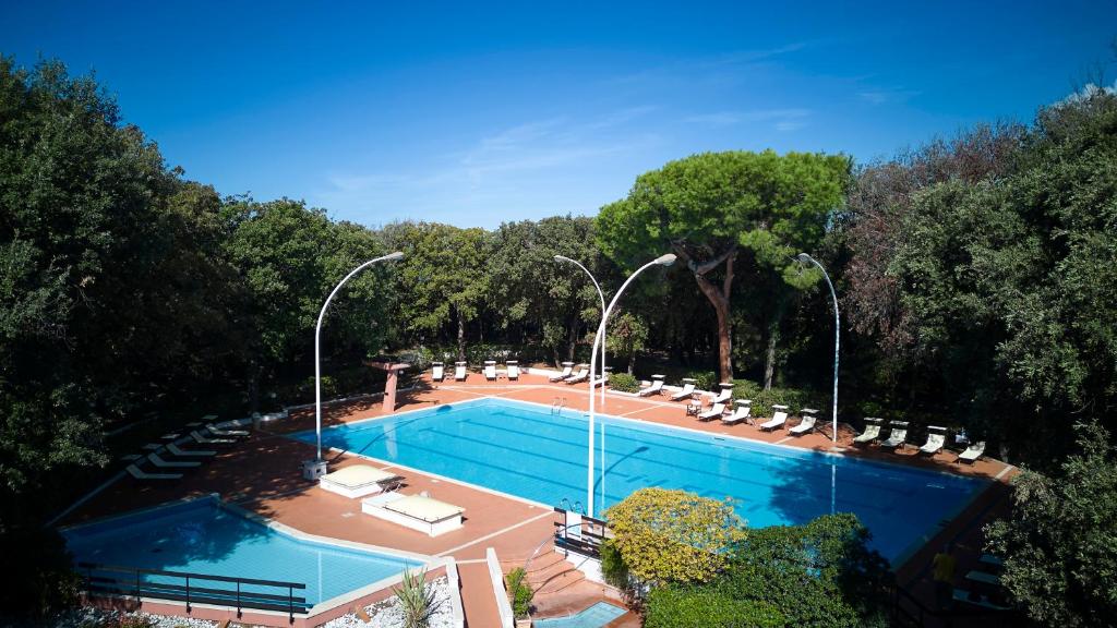 Der Swimmingpool an oder in der Nähe von Park Hotel I Lecci