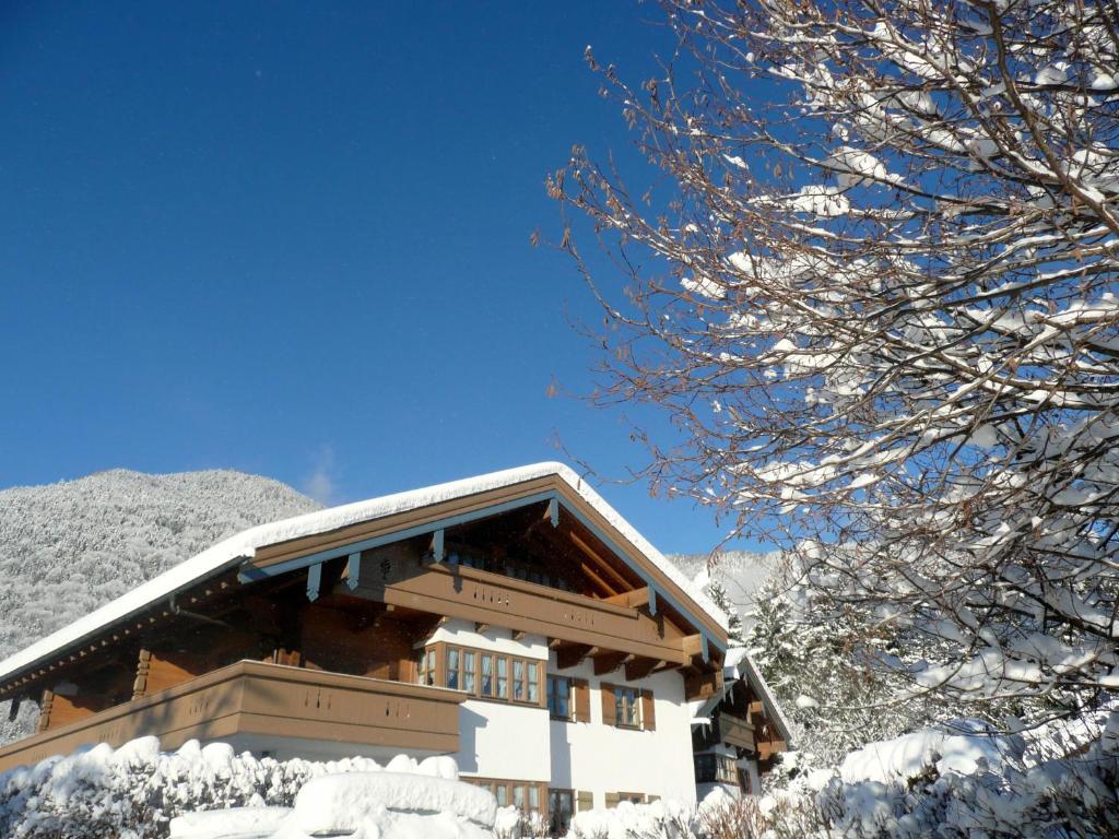 een gebouw met sneeuw op het dak bij Alpenresidenz Chiemgau in Schleching