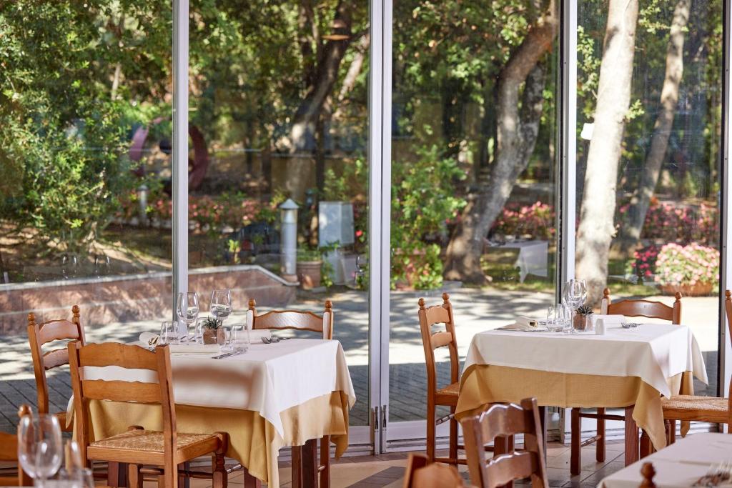 Ein Garten an der Unterkunft Park Hotel I Lecci