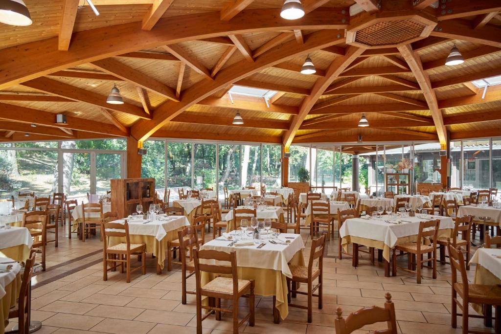 Ein Restaurant oder anderes Speiselokal in der Unterkunft Park Hotel I Lecci 