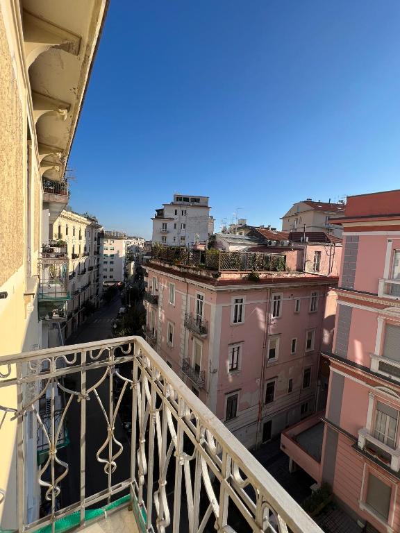 - une vue depuis le balcon d'un bâtiment dans l'établissement Bonadies64 B&B, à Salerne