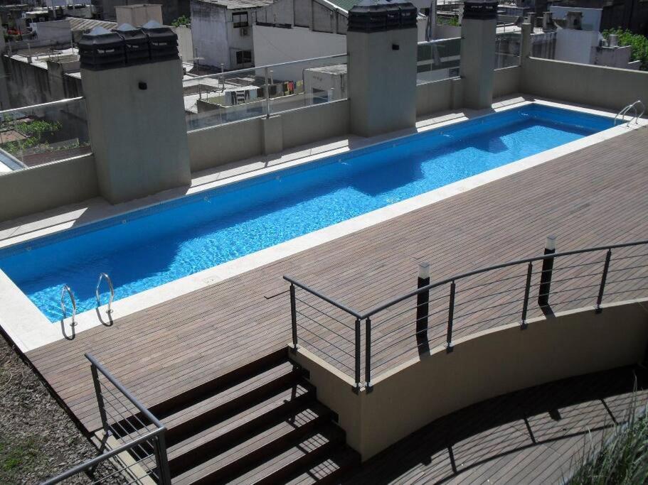 una piscina en la parte superior de un edificio en Amenities parrilla y seg 24 hs PILETA GYM PARC en Buenos Aires
