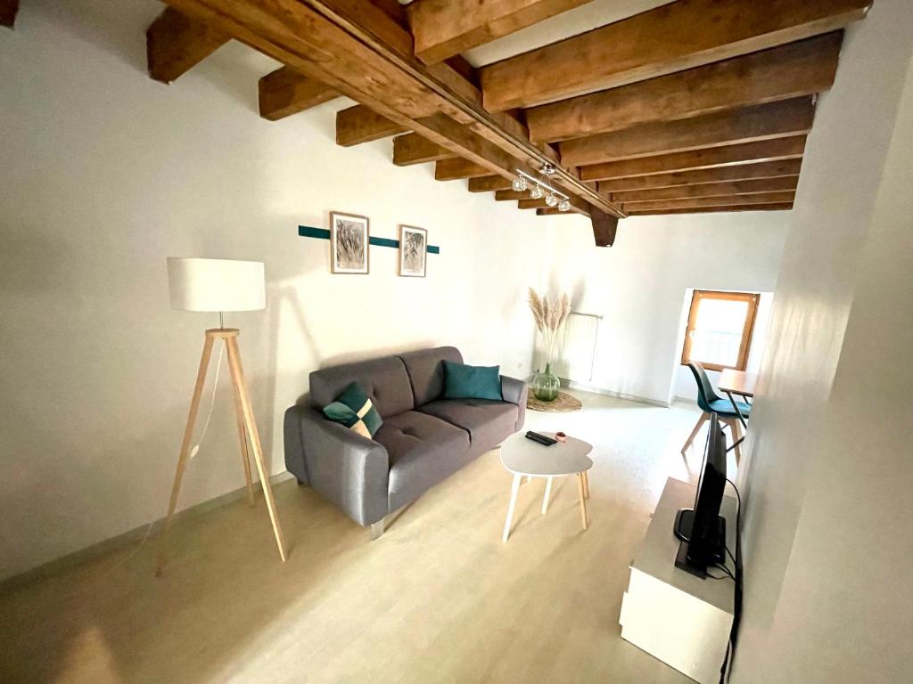 een woonkamer met een bank en een tafel bij Appartement La Tour in Vesoul