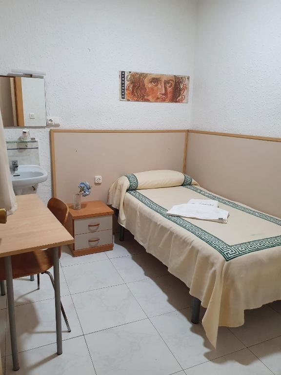 Postel nebo postele na pokoji v ubytování Hostal Alhambra Tarragona