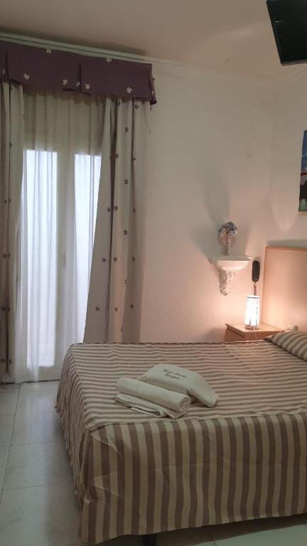 Postel nebo postele na pokoji v ubytování Hostal Alhambra Tarragona