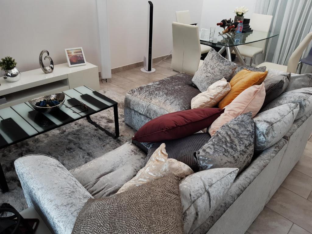 sala de estar con sofá y almohadas en Lovely 2-Bed House in Accra East legon hills, en Accra