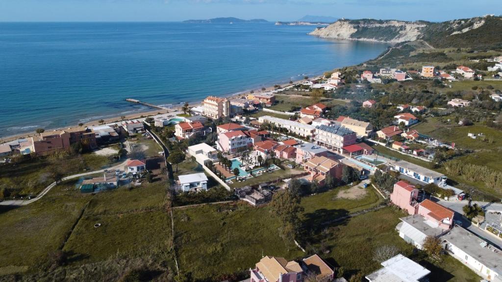 een luchtzicht op een stad naast de oceaan bij Maro Apartments Arillas Corfu in Arillas
