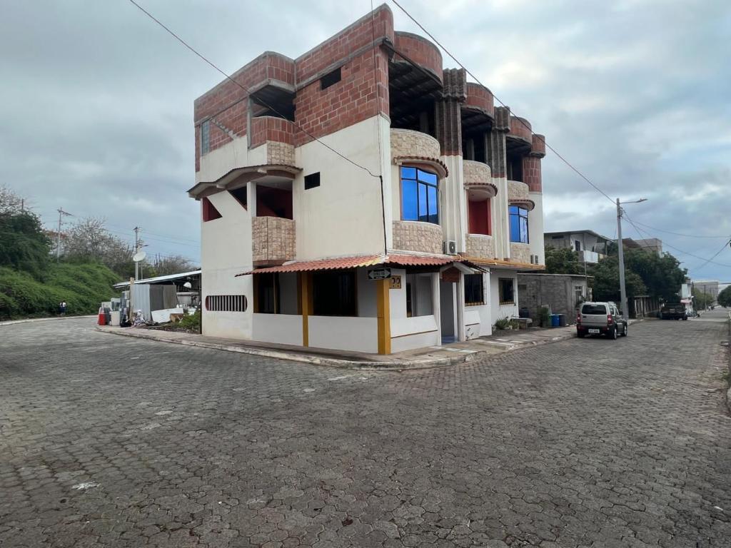 un edificio al lado de una carretera en Casa de Lewis, en Puerto Baquerizo Moreno