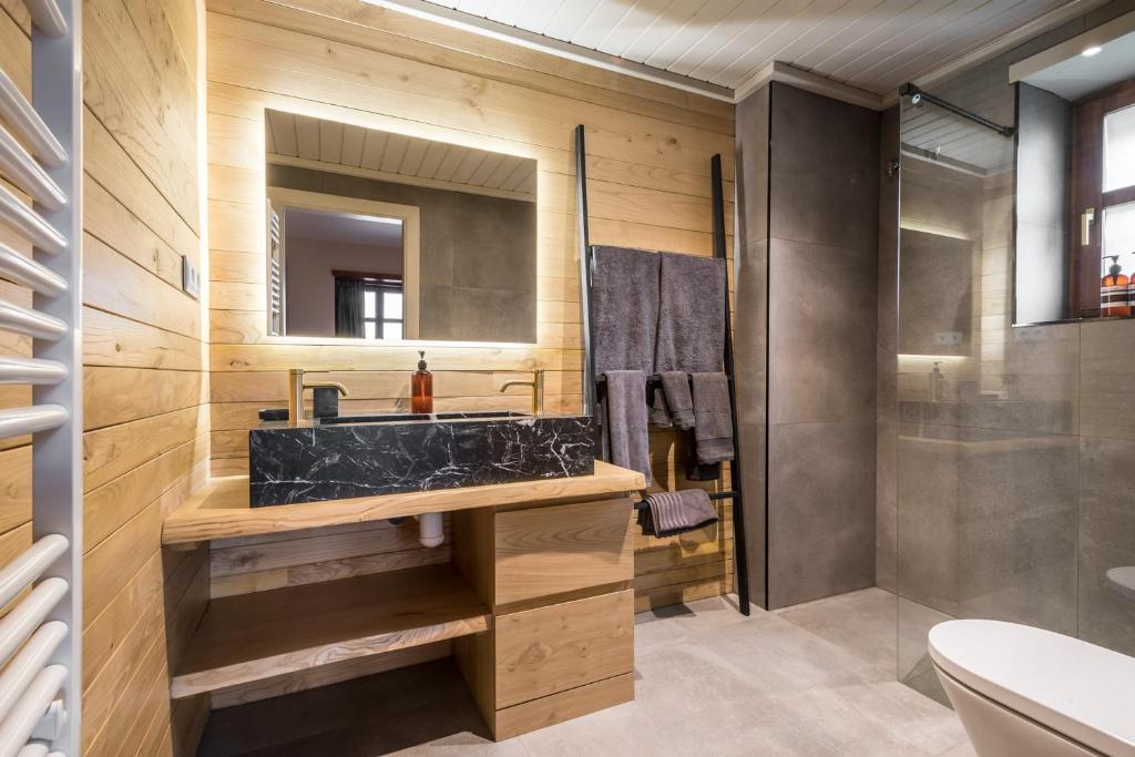 A bathroom at Muntanyos by Totiaran