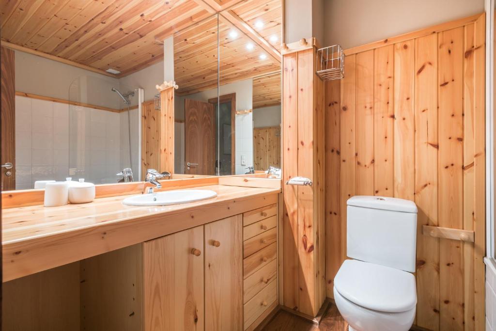 A bathroom at Muntanyos by Totiaran