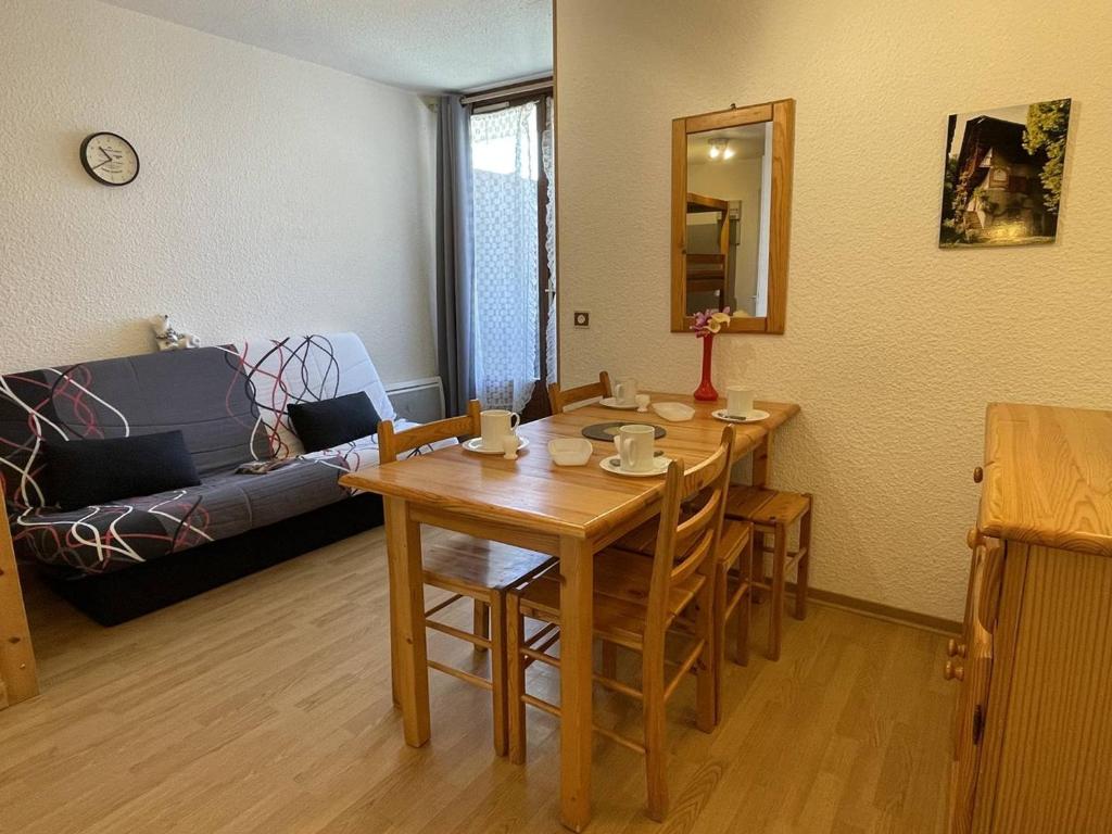 a living room with a table and a couch at Appartement Puy-Saint-Vincent, 1 pièce, 4 personnes - FR-1-330G-11 in Puy-Saint-Vincent