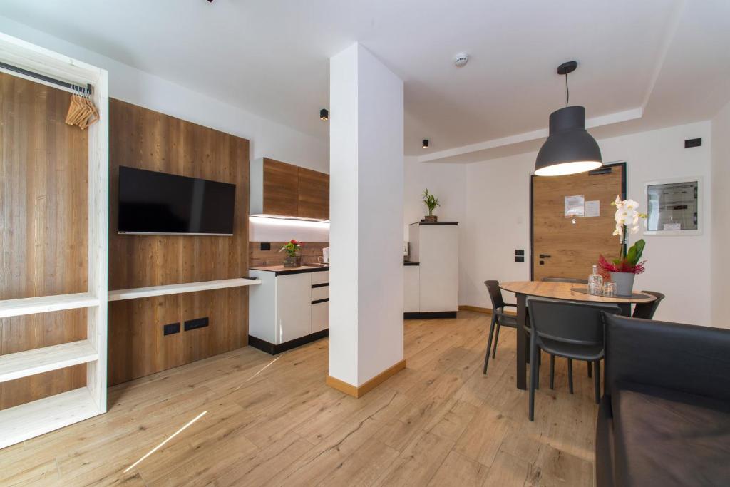 Kuchyň nebo kuchyňský kout v ubytování YUGOGO PELLICO 8 Trento Centro