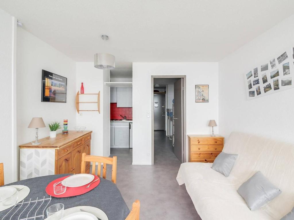 un salon avec un canapé blanc et une table dans l'établissement Studio cabine pour 5 à La Mongie, pied des pistes, balcon, lave-linge - FR-1-404-104, à La Mongie