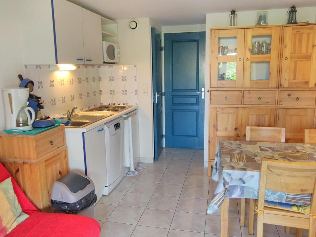 una cucina con lavandino e tavolo con tavolo di Maison de vacances 5P dans résidence a Le Barcarès