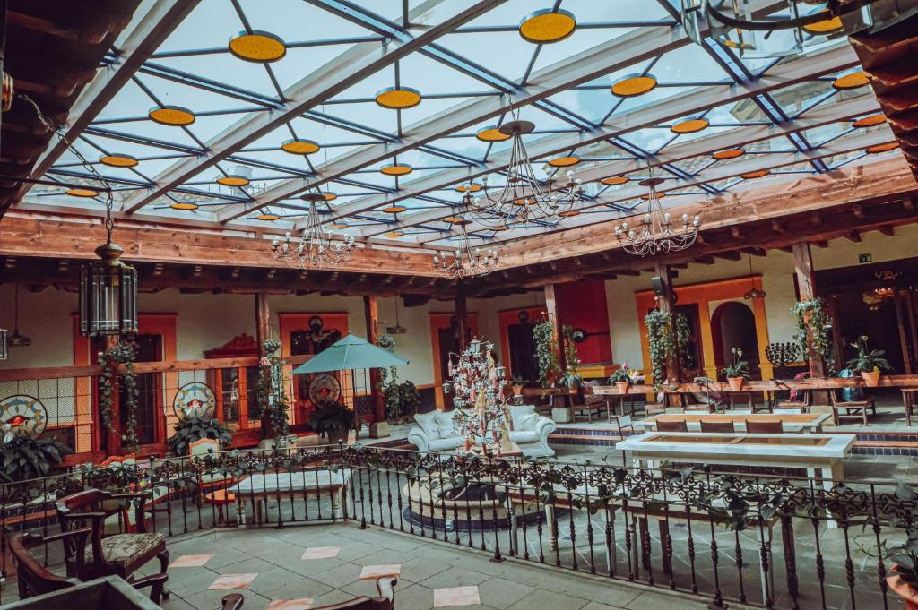 圣克里斯托瓦尔-德拉斯卡萨斯Casa de los Arcángeles的建筑物内有桌椅的大房间