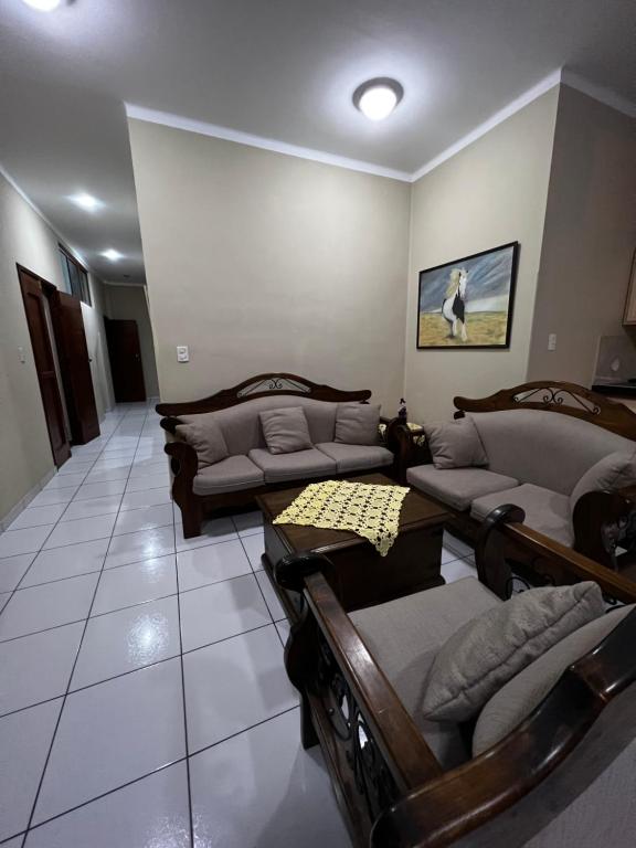 a living room with couches and tables in a room at Dpto Bolivar Hermoso, amplio y bien ubicado en la chura Tarija in Tarija