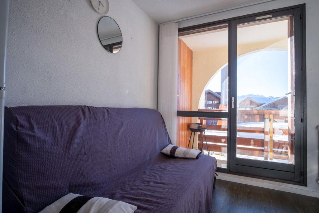 1 dormitorio con cama y ventana grande en Comfortable apartment with beautiful view - Welkeys en Huez