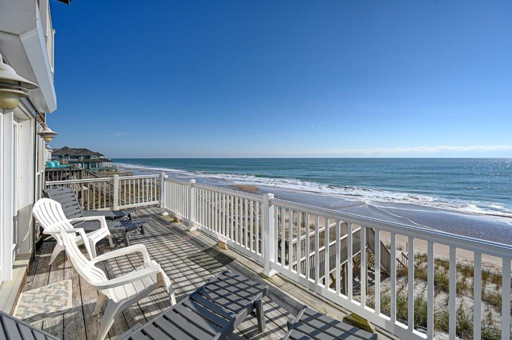 a balcony with two chairs and the ocean at Paradiso a Mare in North Topsail Beach